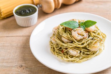 makarna spagetti pesto yeşil ve karides
