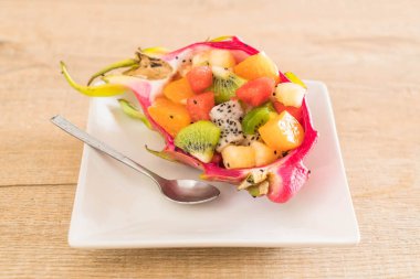 dilimlenmiş meyve karışımı 