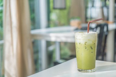 Sütlü buzlu yeşil çay 