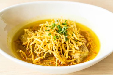 yumuşak Domuz kaburga ile köri erişte çorbası