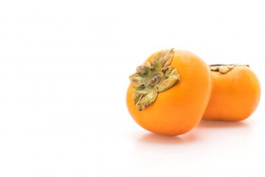 Beyaz arkaplanda taze hurma