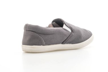 Beyaz arka planda gri spor ayakkabı 