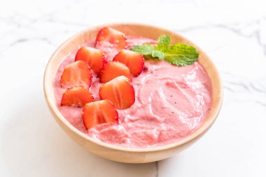 çilek smoothies kase