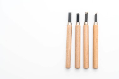 Beyaz arka plan üzerinde düz, gravür, yuvarlak ve üçgen bıçak