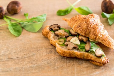 mantar kruvasan sandviç