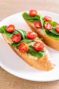 roka ve domates ekmek 