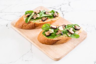 ekmek roket ve shiitake mantar