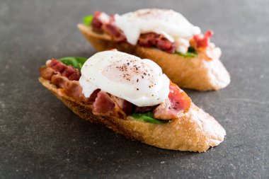 yumurta benedict pastırma ve roket ile 