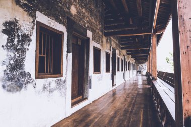 eski ve klasik pencere aşınmış duvar