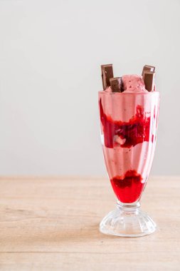 Çilekli dondurma dondurma 