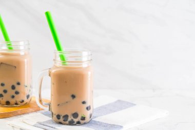 Köpüklü sütlü çay