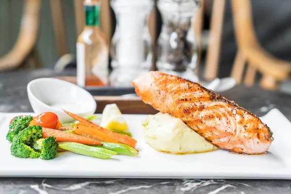 püre patates ve sebze somon biftek