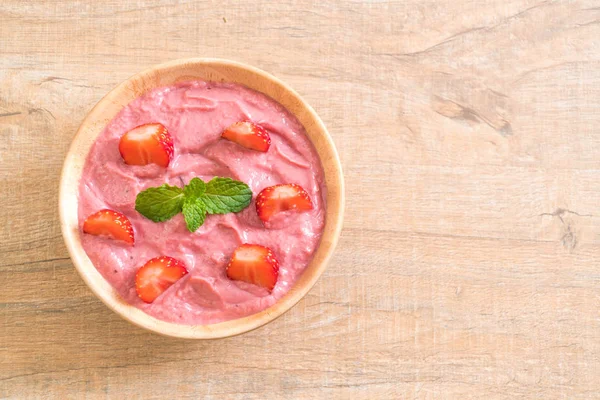 çilek smoothies kase