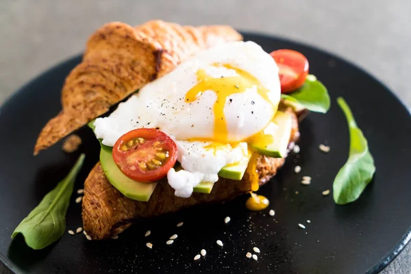 Benedizione all'uovo con avocado, pomodori e insalata — Foto Stock