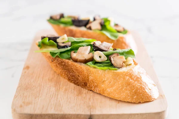 ekmek roket ve shiitake mantar