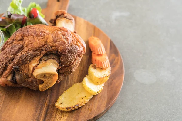 Gevrek domuz knuckle veya Alman domuz Hocks