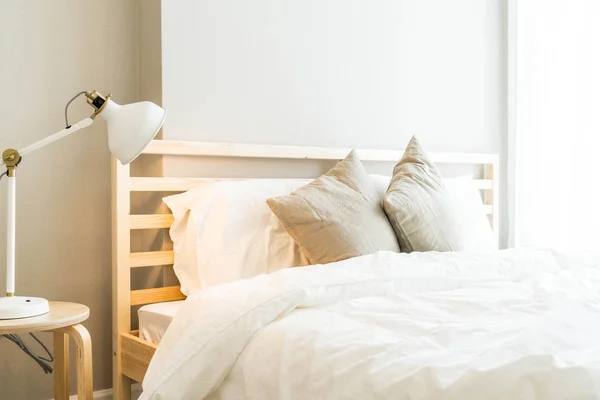 Oreiller confortable sur la décoration du lit dans la chambre — Photo