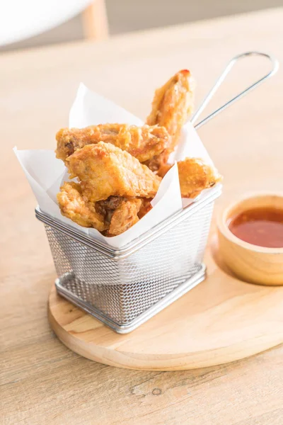 Kızarmış tavuk kanadı. 