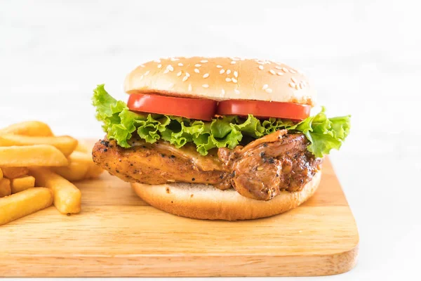 Hambúrguer de frango grelhado com batatas fritas — Fotografia de Stock