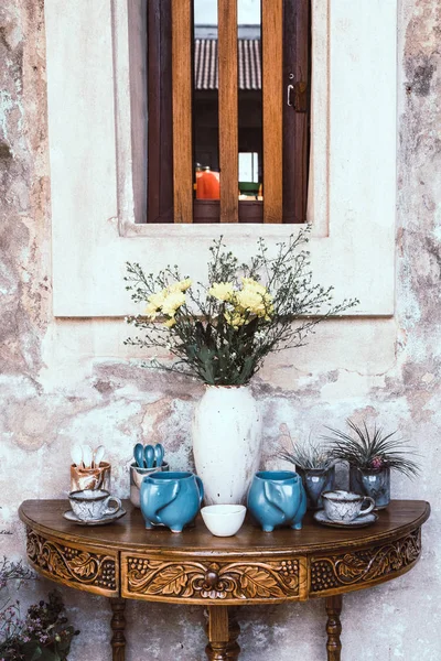 Vázy a dekorace ve vintage tabulka — Stock fotografie