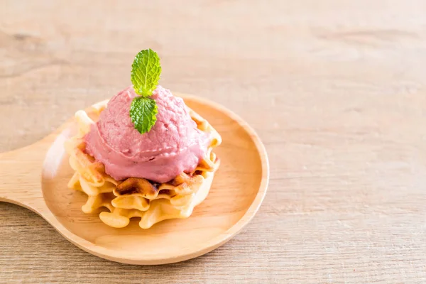 Helado de fresa con gofre — Foto de Stock