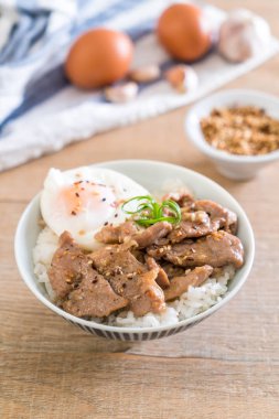 yumurta ile tepesinde pirinç Sarımsak soslu tavada kızartılmış domuz eti