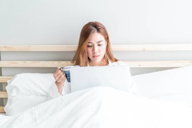 Asyalı kadın evde çalışma 