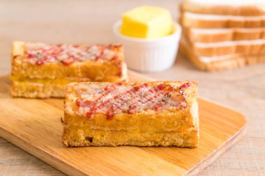 croque monsieur bacon ans egg sandwich