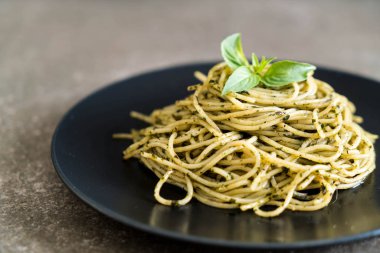 Spagetti fesleğen pesto ile