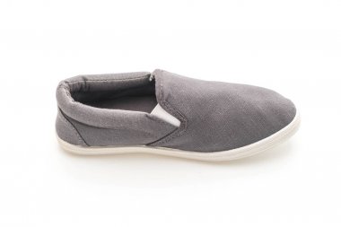 Beyaz arka planda gri spor ayakkabı 