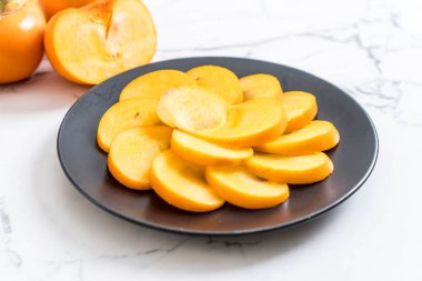 Trabzon hurması tabağa dilimlenmiş