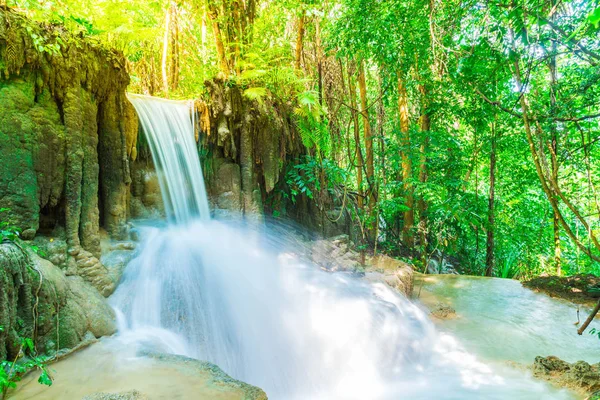 Erawan şelale, Erawan Milli Parkı Thaila içinde Kanchanaburi itibariyle — Stok fotoğraf