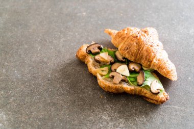 mantar kruvasan sandviç