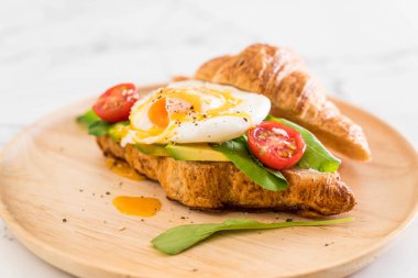 Yumurta Benedict avokado, domates ve salata ile 