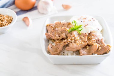 yumurta ile tepesinde pirinç Sarımsak soslu tavada kızartılmış domuz eti