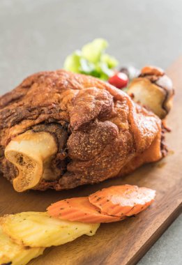 Gevrek domuz knuckle veya Alman domuz Hocks