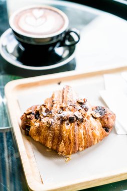 sıcak kahve ile Fındıklı kruvasan