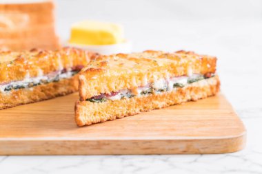 fırında ıspanak ve Jambonlu sandviç 