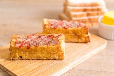 croque monsieur bacon ans egg sandwich