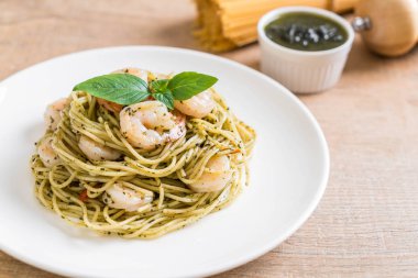 makarna spagetti pesto yeşil ve karides