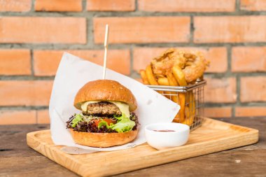 domuz burger soğan halkaları ve patates kızartması