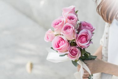 Çiçek buketi holding eller