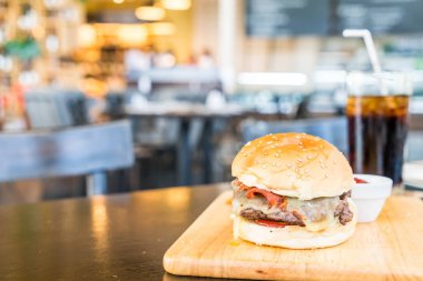 pastırma Peynirli hamburger biftek restoranında ahşap tahta üzerinde ile 