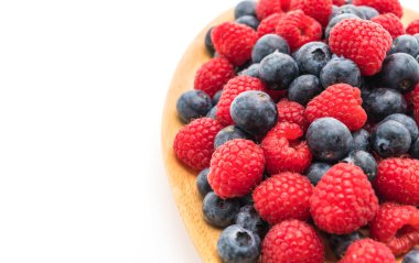 taze yaban mersini ve rasberry beyaz