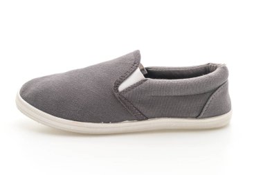 Beyaz arka planda gri spor ayakkabı 