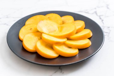 Trabzon hurması tabağa dilimlenmiş