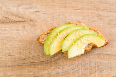 Avokado kruvasan sandviç