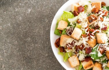 Sezar salatası masasında