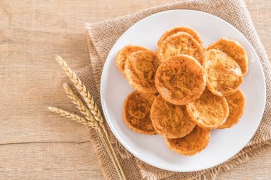 kurutulmuş rendelenmiş domuz etinin pirinç kraker