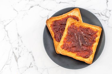 chili yapıştır ile ekmek tost